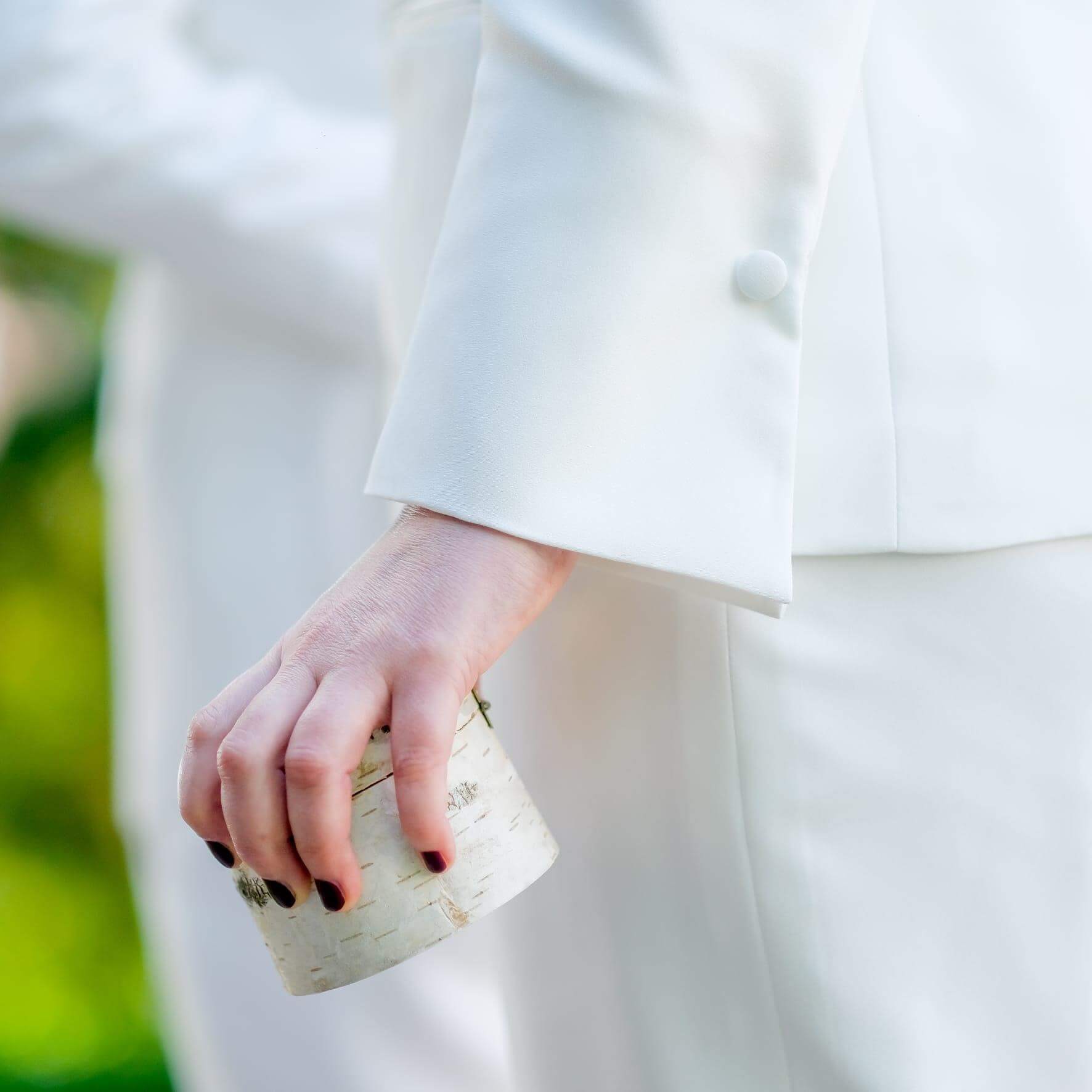 Maßgeschneiderte Hochzeitsanzüge für Damen - klassischer Hosenanzug in weiß