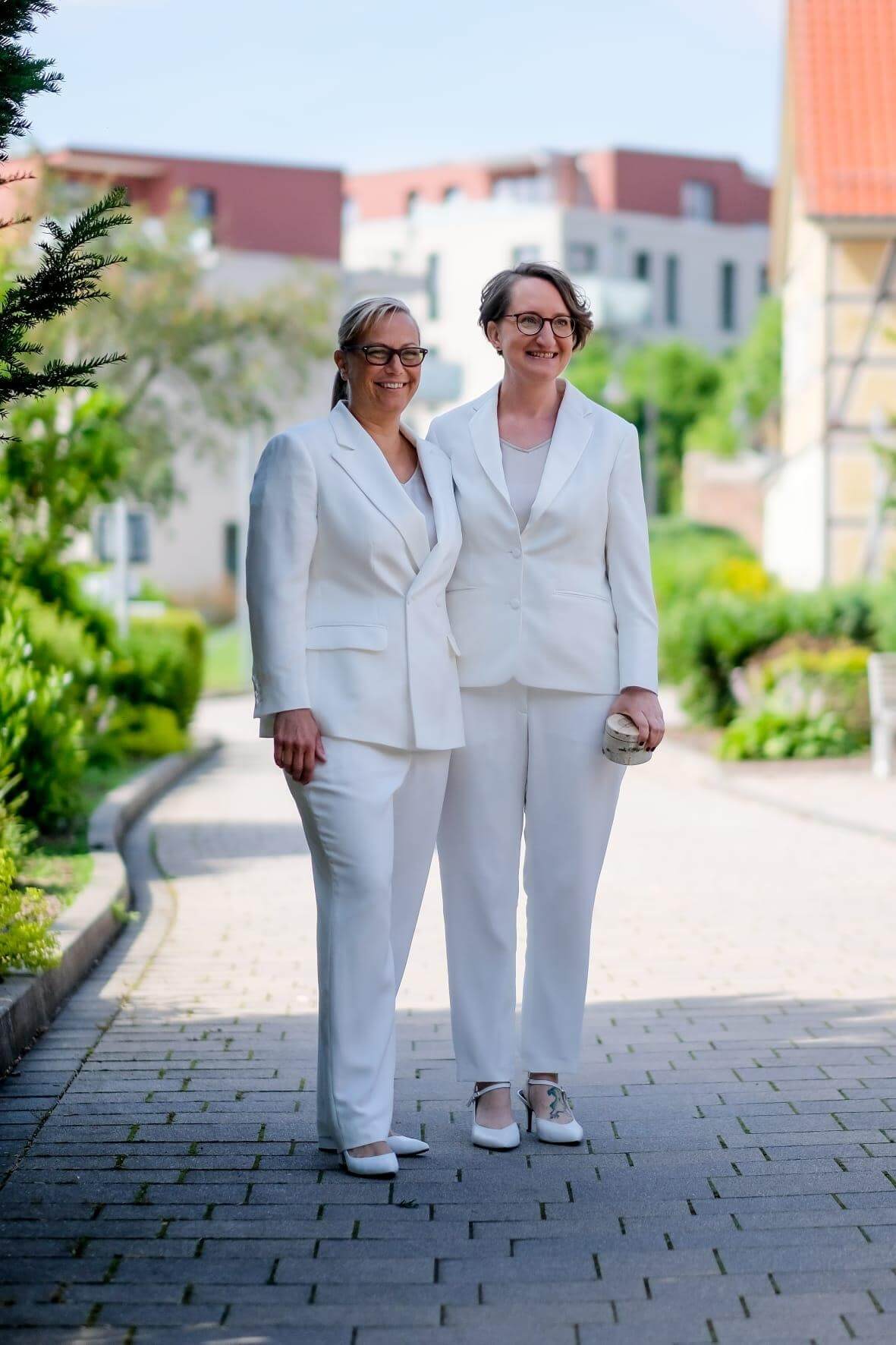 Maßgeschneiderte Hochzeitsanzüge für Damen - klassischer Hosenanzug in weiß