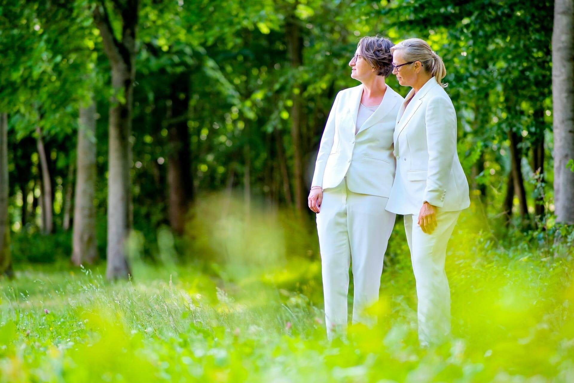 Maßgeschneiderte Hochzeitsanzüge für Damen - klassischer Hosenanzug in weiß