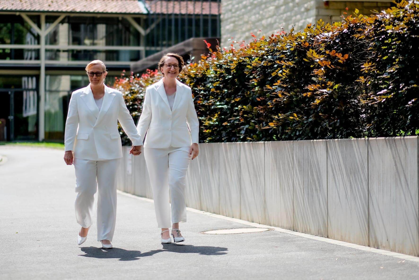 Maßgeschneiderte Hochzeitsanzüge für Damen - klassischer Hosenanzug in weiß