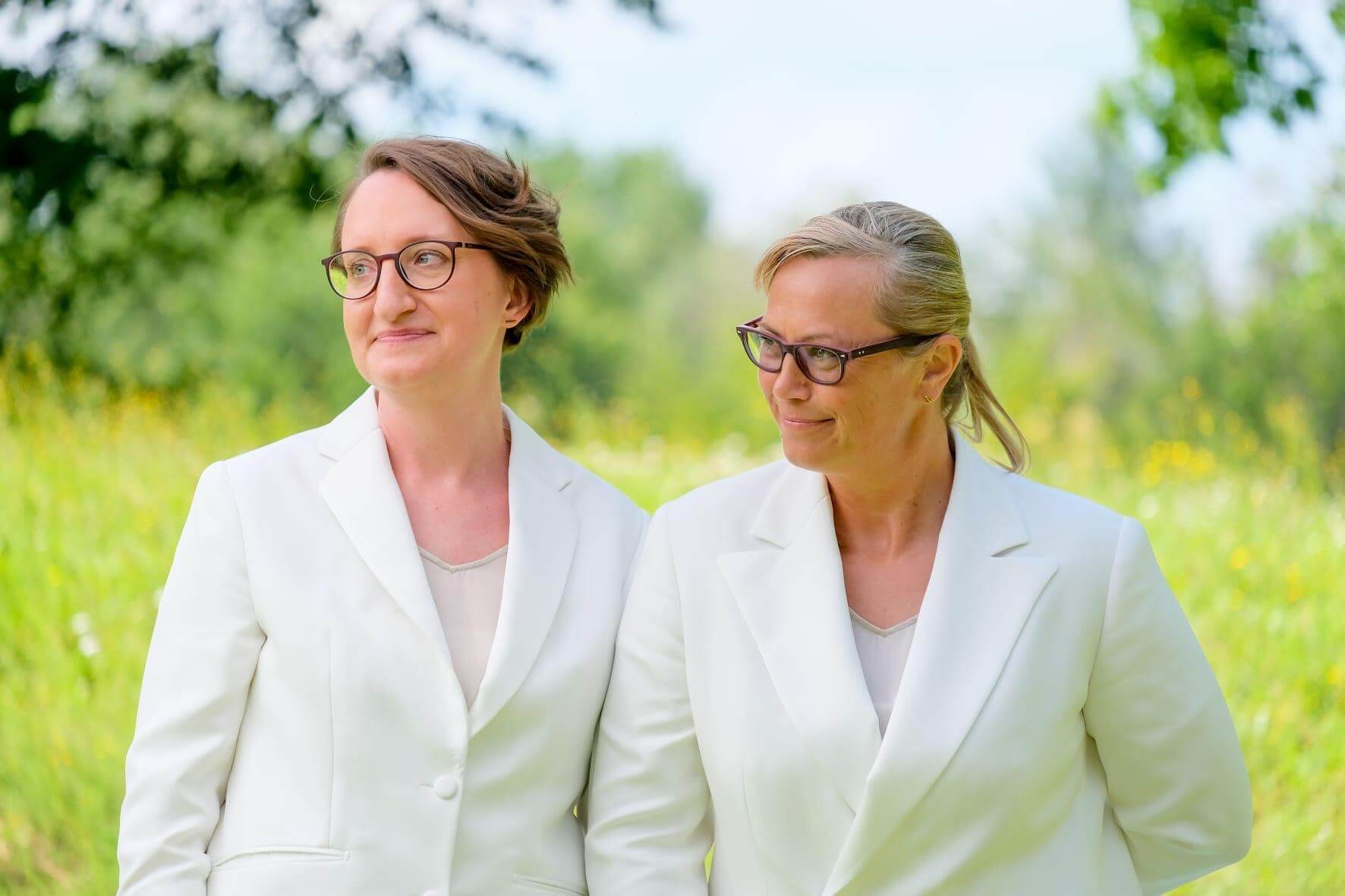 Maßgeschneiderte Hochzeitsanzüge für Damen - klassischer Hosenanzug in weiß